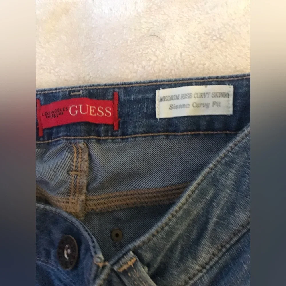 Guess Jeans Curvy - Picture 2 of 4